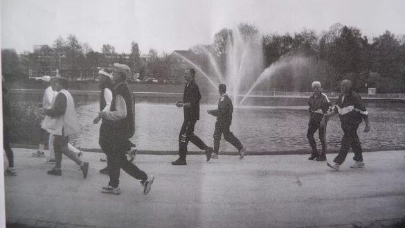 Beginn eines neuen Trends: Schon in den 1990ern traf sich der LC 92 zu regelm&auml;&szlig;igen Walkingrunden, damals noch ohne St&ouml;cker, wie hier am Kurparksee. - &copy; LC 92/Repro: Lorraine Brinkmann