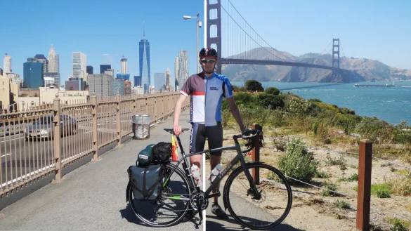 Von Ost nach West: Die Montage zeigt Abenteuerer Maximilian Droste mit seinem Rennrad am Start- und Zielpunkt seiner Reise. Links ist der 22-Jährige noch in New York, während er zweieinhalb Monate später San Francisco (rechts) erreicht hat. - © Montage: Privat