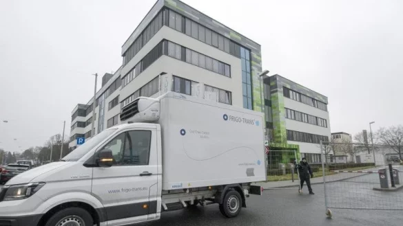 Biontech-Lieferung - &copy; Foto: Boris Roessler/dpa