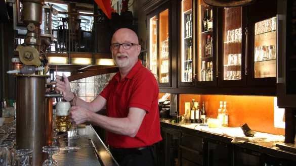 Danny Connolly, Betriebsleiter in Strates Brauhaus, hat von der Bar den Eingang im Blick. Besucher m&uuml;ssen hier eines der drei Gs (genesen, geimpft der getestet) vorweisen. - &copy; Cordula Gr&ouml;ne
