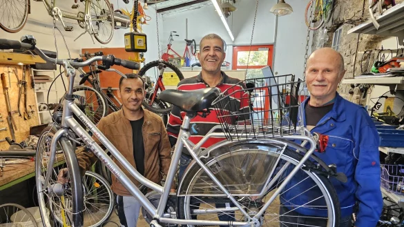 Khodaidad Mohammad Quadir (von links), Mohammad Reza Andik und Bruno Senffleben arbeiten im Repair Caf&eacute; in der Fahrradwerkstatt zusammen. Dienstags ist ab 15 Uhr ge&ouml;ffnet und immer einiges los. - &copy; Astrid Sewing