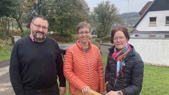 Rainer Durth (von links), Silvia Brinkhaus und Karin Kl&uuml;ter engagieren sich f&uuml;r ihre neue Heimat. - &copy; Cordula Gr&ouml;ne