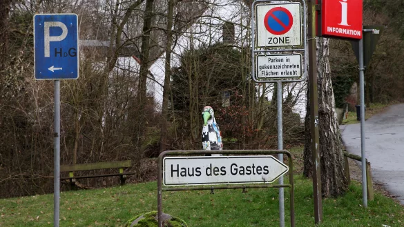 Von der Stra&szlig;e aus sieht der Besucher nicht viel vom Haus des Gastes. B&auml;ume und Str&auml;ucher versperren die Sicht. Das Areal wirkt nicht sehr gepflegt. Das soll sich nach Meinung des Heimat- und Verkehrsvereins &auml;ndern. - &copy; Bernhard Preuss