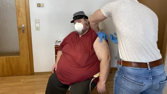 Impfung in der Herberge zur Heimat: Heinrich Letkemann (links) und Jan Faust. - © Herberge zur Heimat