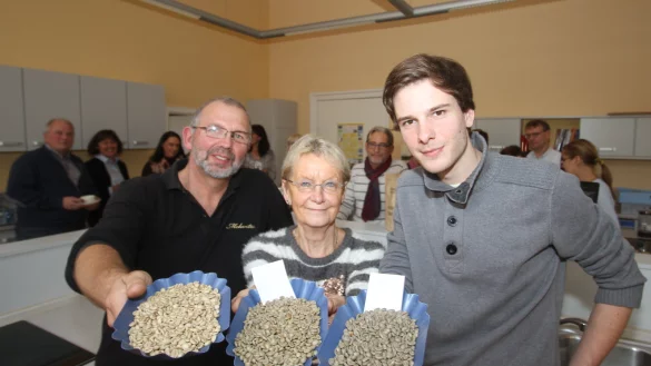 Kaffeekenner unter sich: J&uuml;rgen Rinne (links) erkl&auml;rt Regina Krems und Sebastian Klatte die unterschiedlichen Bohnensorten. Noch riechen und schmecken sie allerdings nicht nach Kaffee. Das kommt erst nach der R&ouml;stung. - &copy; Daniel Hobein