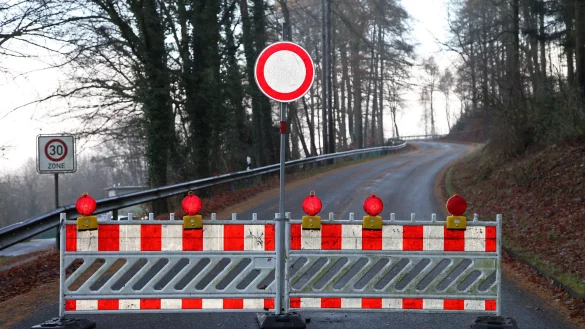 Stra&szlig;ensperrung ab dem Maiweg hoch zum Hermann. - &copy; Bernhard Preu&szlig;