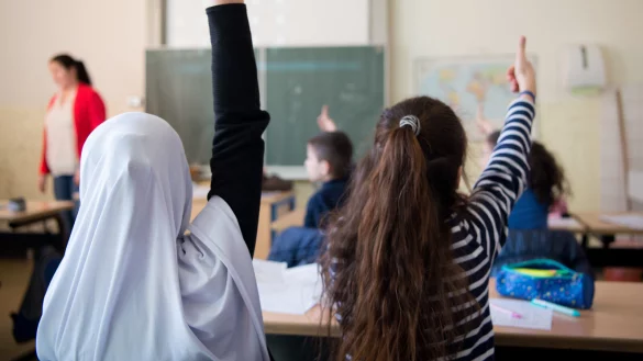 In einer internationalen Klasse werden neu zugewanderte Kinder mit verschiedenen kulturellen Hintergr&uuml;nden und unterschiedlichem Bildungsniveau zusammen unterrichtet. - &copy; picture alliance / dpa