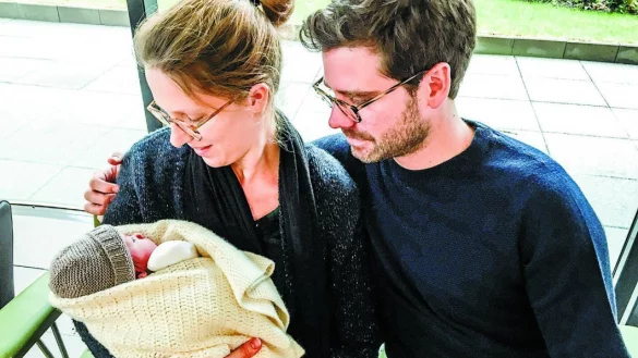 Familienzuwachs: Die kleine Anna gemeinsam mit ihren Eltern Marie Feuillu und Manuel Oesterschlink. - &copy; Privat