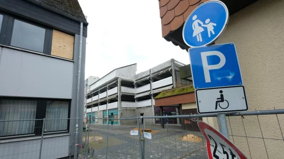  Bald will die Stadt damit beginnen, die alten Verwaltungsbauten und das Parkhaus abzureißen. Die Hauptarbeiten erfolgen im Sommer. Weil Altlasten gefunden wurden, verzögert sich das Projekt etwas. - © Sven Koch