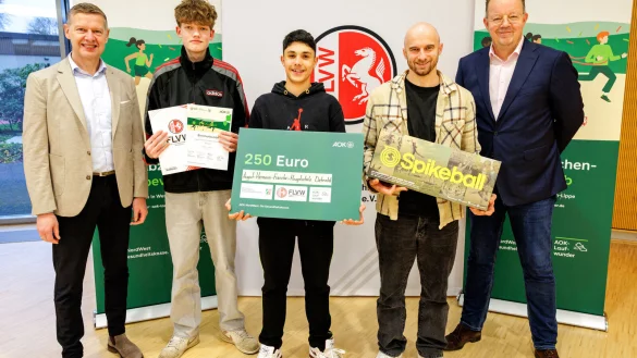 Die August-Hermann-Francke-Hauptschule aus Detmold wurde in Kamen ausgezeichnet: Frank Simolka (AOK Nordwest), die Sch&uuml;ler John Andre Fast, Sascha Fingberg, Lehrer Stefan Pauls und Wilfried Busch (Gesch&auml;ftsf&uuml;hrer FLVW). - &copy; Holger Jacoby