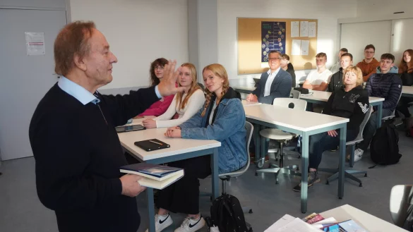 Dr. Hans-J&uuml;rgen Melderis hat dem Biologie-Leistungskurs der Jahrgangsstufe 12 besucht und &uuml;ber sein Fachgebiet, die Molekularbiologie, referiert. - &copy; Michaela Wei&szlig;e
