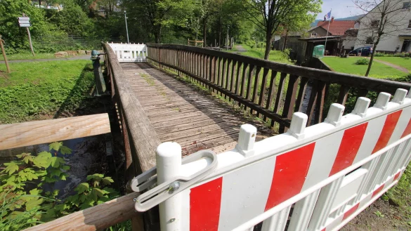 Die Fu&szlig;g&auml;ngerbr&uuml;cke &uuml;ber die Kalle am M&uuml;hlendamm ist gesperrt. Sie soll erneuert werden. - &copy; Jens Rademacher
