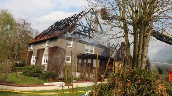 Der Dachstuhl des Einfamilienhauses im idyllischen Mosebeck ist bei einem Brand komplett zerst&ouml;rt worden, das Haus ist unbewohnbar. Die Bewohner, ein &auml;lteres Ehepaar, stehen vor dem Nichts, bleiben jedoch gl&uuml;cklicherweise unverletzt. Zwei Handwerker m&uuml;ssen aber ins Klinikum. - &copy; Janet K&ouml;nig