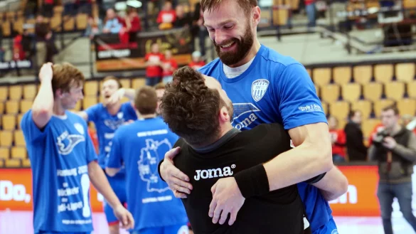 Das kommt selten vor: Trainer Florian Kehrmann nimmt Spielmacher Andrej Kogut auf den Arm. Foto: J&ouml;rg Hagemann - &copy; J&ouml;rg Hagemann