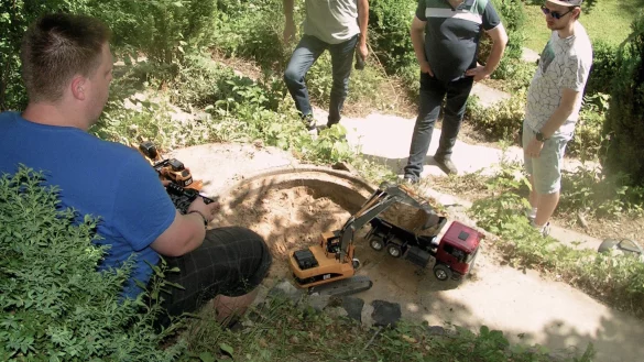 &bdquo;Baustelle": Im steilen Hanggarten im Nordhagen bel&auml;dt Jann Hoffmann mit seinem Bagger einen Laster, w&auml;hrend Marc Budde sowie Ralf und Jens Hoffmann zusehen (von links). - &copy; Wulf Daneyko