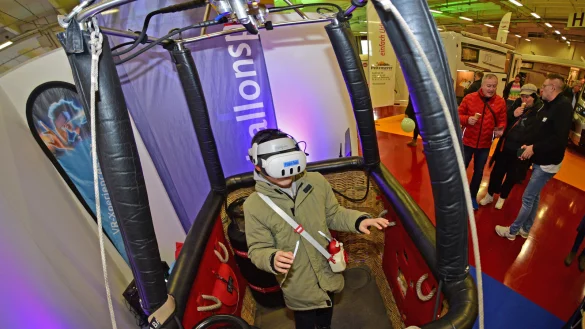 Die Heißluftballonfahrt mit der VR-Brille ist für die Besucher ein echtes Erlebnis. - © Nicole Ellerbrake