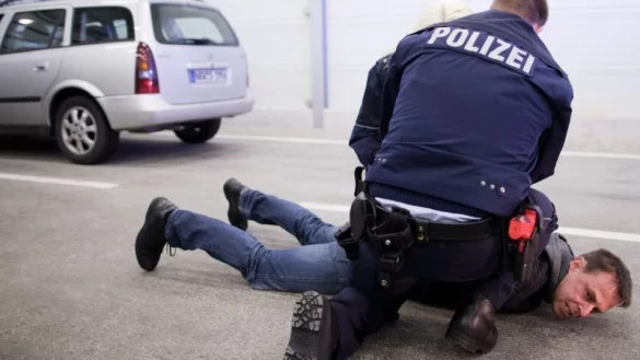 Polizeibeamte nehmen am 02.12.2013 im Landesamt f&uuml;r Aus- und Fortbildung und Personalangelegenheiten in Schloss Holte-Stukenbrock (Nordrhein-Westfalen) bei einer &Uuml;bung einen Mann fest. Hier wurden Ergebnisse der NRW-Studie &laquo;Gewalt gegen Polizeibeamtinnen und Polizeibeamte&raquo; vorgestellt. - &copy; DPA