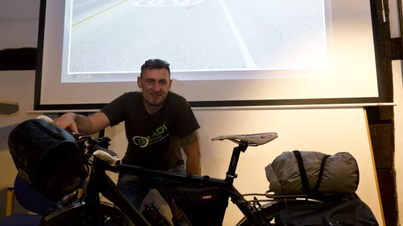 Sven Marx mit seinem Fahrrad, dass er "Donkey" (englisch für Esel) getauft hat und mit dem er schon auf der Route 66 untergwegs war.