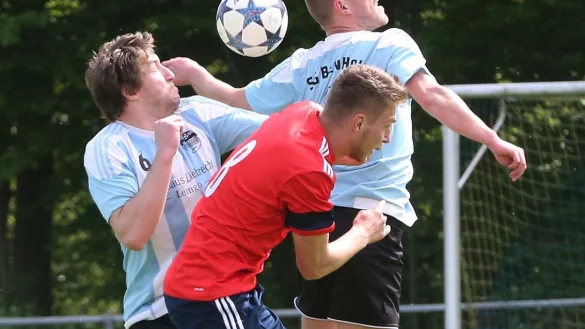 in der Zange: Bentorfs Dennis Reger (l.) und Gregor Enns (r.) bearbeiten H&ouml;rstmar-Liemes Philipp Born. - &copy; Paul Cohen