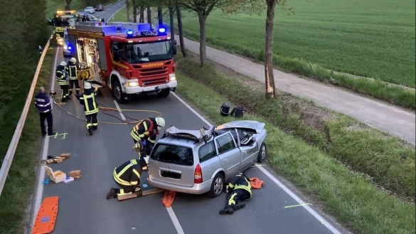 Aus bislang ungekl&auml;rtem Grund ist der Opel von der Stra&szlig;e abgekommen. - &copy; Feuerwehr Bad Salzuflen