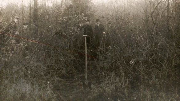 An der Fundstelle der Knochenreste im "Kaninchenbusch" bei Holzhausen im Dezember 1942 - aus einer Lichtbildmappe der Kriminalpolizei. - &copy; Unbekannt/Ermittlungsakte Staatsanwaltschaft Detmold