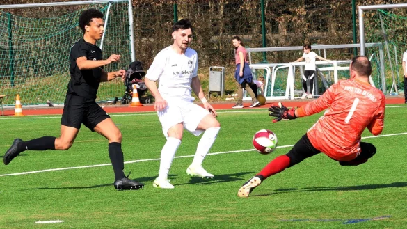 Post-Torwart Jan Philipp Härtel wirft sich dem Schuss von Kachtenhausens Mathis Fichna entgegen; links: Toby Adeola Oderinlo. - © Paul Cohen