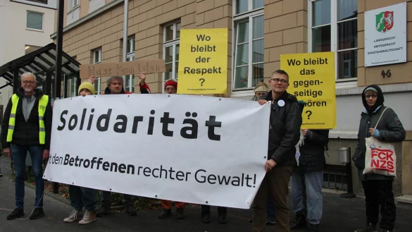 W&auml;hrend vor dem Amtsgericht Detmold ein Prozess gegen zwei bekannte Rechtsextreme aus Lippe sowie zwei ihrer Kumpels l&auml;uft, demonstrieren knapp zehn Menschen vor dem Gerichtsgeb&auml;ude f&uuml;r Betroffene rechter Gewalt. - &copy; Janet K&ouml;nig
