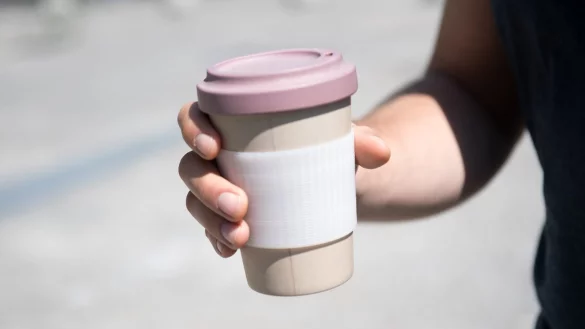 Bambus-Mehrwegbecher - &copy; Foto: Andrea Warnecke/dpa-tmn