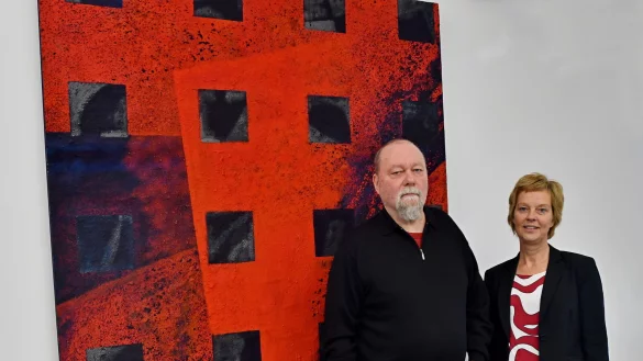 Fred Schierenbeck und Silke Karallus, Leiterin des Gesundheitszentrums, stehen vor einem der beiden Bilder, die der K&uuml;nstler dem Gesundheitszentrum &uuml;berlassen hat. - &copy; Gunter Held