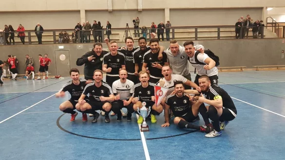 Jubel: (oben von links) Pr&auml;sident Michael Grundmann, Marco Mescheder, Julien Will, Chris Mabondo, Zalem &Ouml;zmen, Betreuer Pascal, Haris Marhosevic sowie (unten von links) Jan Hilbrink, Johann Felker, Leon Wulf, Alexander Felker, Rudi Pisarenko, Kosta Triantafillidis, Spielertrainer Hamo Marhosevic. - &copy; privat