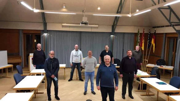 Gottfried Dennebier (von links), Wolfgang Huppke, Matthias Falkenstein, Boris Scheiermann, Martin Waltemathe, Alexander Siekmann, Frank Salomon. Im Vordergrund: Fraktionsvorsitzender Lutz M&uuml;ller. - &copy; CDU Augustdorf