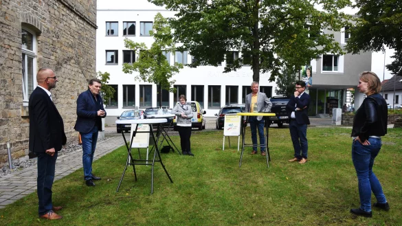 Die Extertaler B&uuml;rgermeisterkandidaten (von links) Maik Schlicht (CDU), Norbert Lie&szlig; (UWG), Monika Rehmert (SPD), Frank Meier (Zukunft Extertal) und Christian Sauter (FDP) stellen sich den Fragen von LZ-Redakteurin Carolin Brokmann-F&ouml;rster. Krankheitsbedingt fehlt Marc Wietoska. - &copy; Raphael Bartling