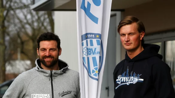 Der Trainer mit seinem Neuen: Florian Kehrmann (links) pr&auml;sentiert Jonathan Carlsbogard. - &copy; J&ouml;rg Hagemann
