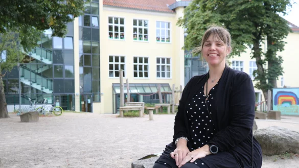 Tanja Nicole Krenz auf dem Schulhof der Grundschule Am Kirchplatz in Sch&ouml;tmar. - &copy; Alexandra Schaller