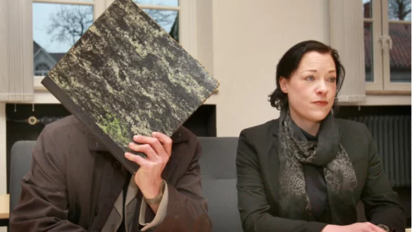 Versteckt hinter einem Ordner: Ex-Ratsherr Daniel B. und seine Rechtsanwältin Susanne Renner. - © Foto: Frank-Michael Kiel-Steinkamp