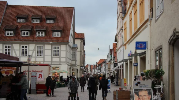 Noch ist die Mittelstra&szlig;e belebt, doch immer mehr Kunden sind online unterwegs. Davon k&ouml;nnte auch der station&auml;re Handel profitieren. - &copy; Katrin Kantelberg