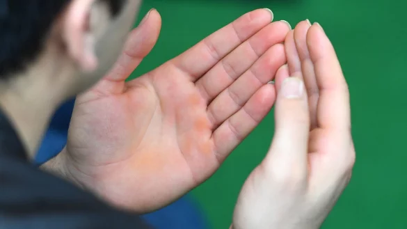 Mit offenen Handfl&auml;chen: Ein Muslim wendet sich w&auml;hrend des traditionellen Freitagsgebets an Allah. - &copy; dpa