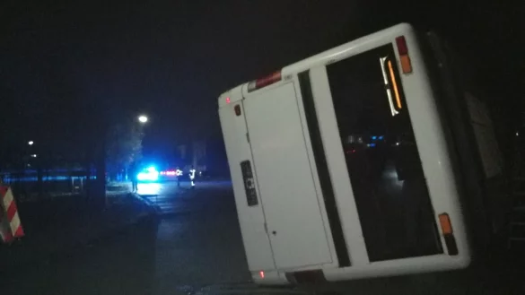 Die Einsatzkr&auml;fte sollen Verletzte nach einem Busungl&uuml;ck retten. - &copy; Astrid Sewing