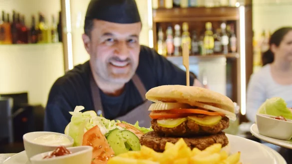 K&uuml;chenchef Adib Al Hido vom "Alten Hut" mit einer der Burger-Kreationen der Spenger Gastst&auml;tte. - &copy; Mareike Patock