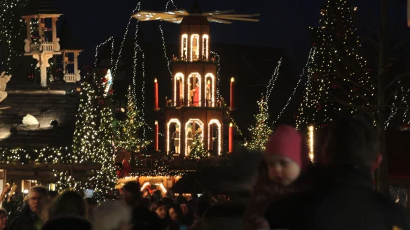 Fast wie im M&auml;rchen: Besonders in den Abendstunden zieht die Pyramide auf dem Salzhof alle Blicke auf sich. Auch werktags verdichtet sich hier der Fu&szlig;g&auml;ngerverkehr. - &copy; Stefan Backe