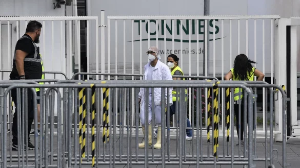 Mitte Juni war in der Schlachtfabrik im Kreis G&uuml;tersloh massenhaft das Coronavirus ausgebrochen - mit weitreichenden Folgen. - &copy; picture alliance/AP Photo