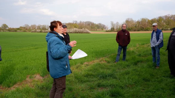 Margarete Wi&szlig;mann erl&auml;utert den Ausschussmitgliedern die Besonderheiten des Naturschutzgebietes. - &copy; Lorraine Brinkmann