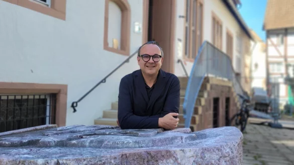 B&uuml;rgermeister Markus Baier am Rathaus in Lemgo. Im Hintergrund ist die Baustelle zu sehen. Das historische Haus bekommt endlich einen Fahrstuhl und wird damit (fast) barrierefrei. - &copy; Katrin Kantelberg