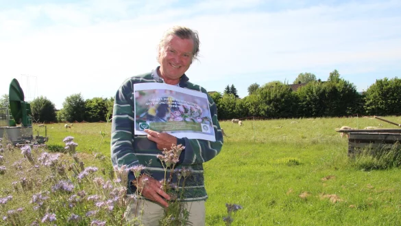 Joachim von Reden zeigt die Studie zur F&ouml;rderung der Biodiversit&auml;t in der Agrarlandschaft am "Innovation Land Lab" in D&ouml;rentrup. - &copy; Nadine Uphoff