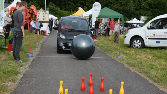 Die als "Wave-Trophy" bekannte gr&ouml;&szlig;te Elektromobilrallye der Welt machte am Samstag auf ihrer 1.800 Kilometer langen Fahrt in D&ouml;rentrup Station. Als Aufgabe mussten die Wave-Teilnehmer mit ihren E-Autos Punkte kegeln. - &copy; Tanja Watermann