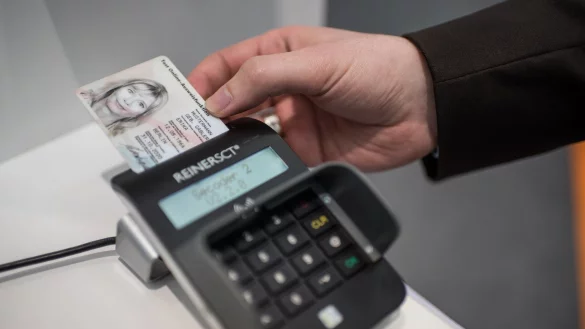 E-Personalausweis - &copy; Foto: Ole Spata/dpa-tmn/dpa