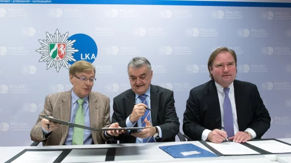 Peter Biesenbach (v.l., NRW-Justizminister), Herbert Reul (NRW-Innenminister) und Lutz Lienenk&auml;mper (NRW-Finanzminister) unterzeichnen im Landeskriminalamt eine Kooperationsvereinbarung zur Gr&uuml;ndung einer neuen NRW-Taskforce. - &copy; picture alliance