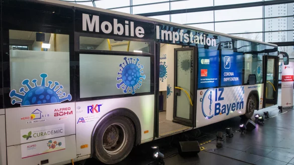 Ein Bus, der zur Impfstation umfunktioniert wurde, steht im N&uuml;rnberger Corona-Impfzentrum. - &copy; dpa/Daniel Karmann