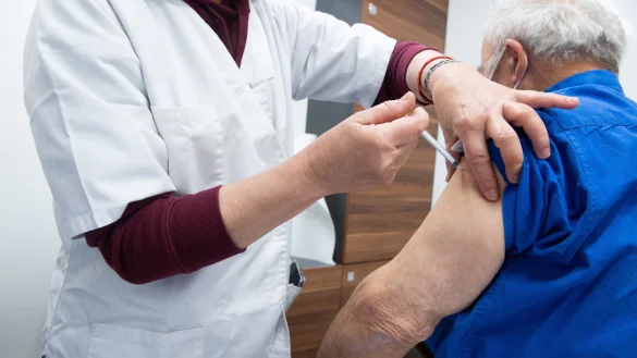 Ein &auml;lterer Mensch wird gegen das Coronavirus geimpft - infizieren k&ouml;nnen sich Geimpfte aber in seltenen F&auml;llen noch immer. - &copy; picture alliance / abaca