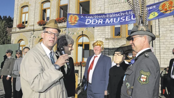 Hohen Besuch hatte die &bdquo;V&uuml;mfte" bei der Er&ouml;ffnung des DDR-Museums: (von links) Erich Honecker (Christian Coesfeld), Margot Honecker (Tilo Kochsiek), Donald Trump (Eike Kramer) und Kim Jong-un (Peter Fuhrmann) mit Ihno Zimmermann. - &copy; Knut Dinter